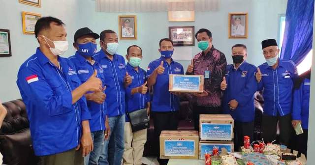 Ketua dan pengurus DPC Partai Demokrat Pasaman saat serahkan bantuan masker ke RSUD Lubuk Sikaping